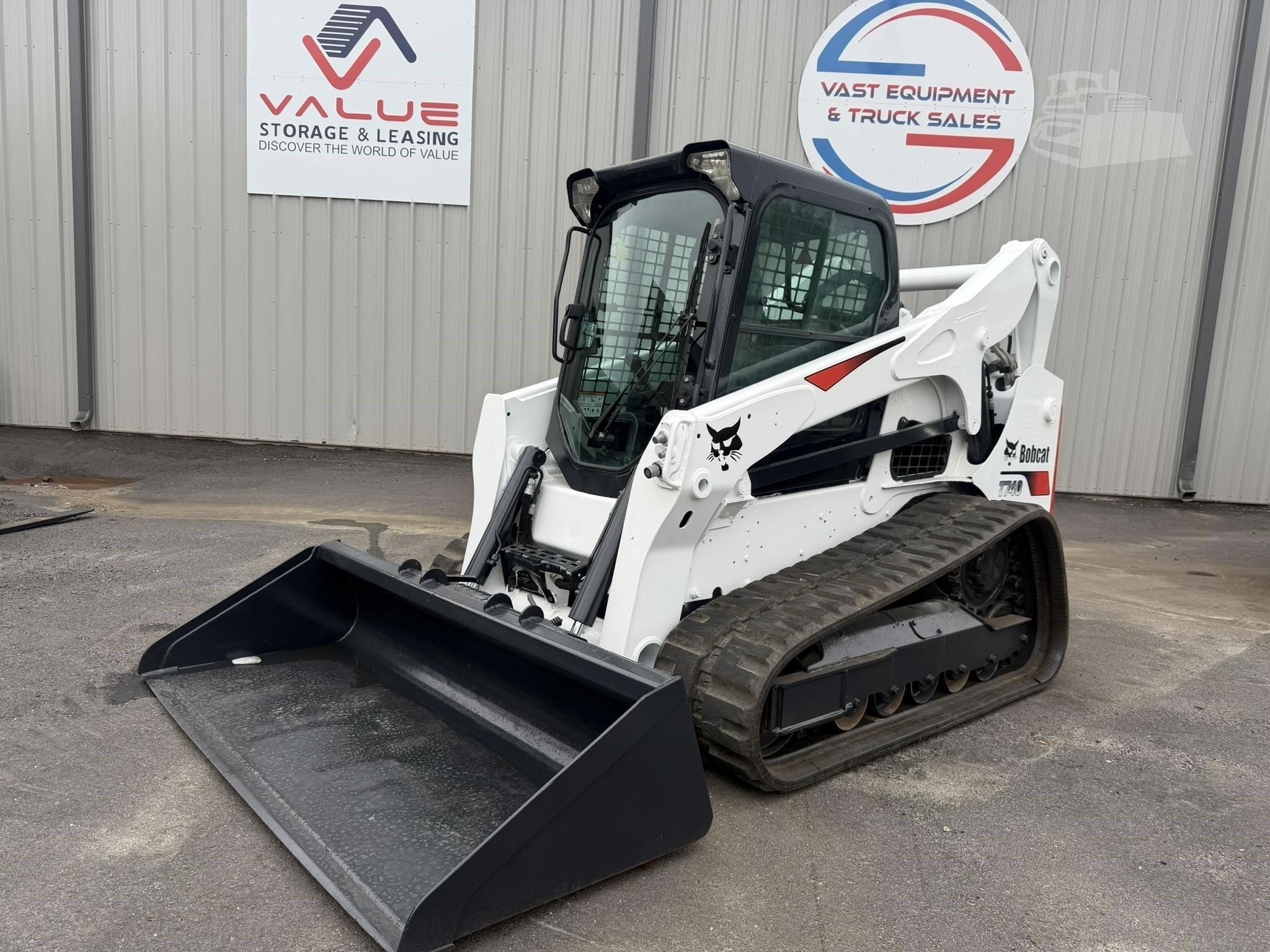 2018 BOBCAT T740 photo 2