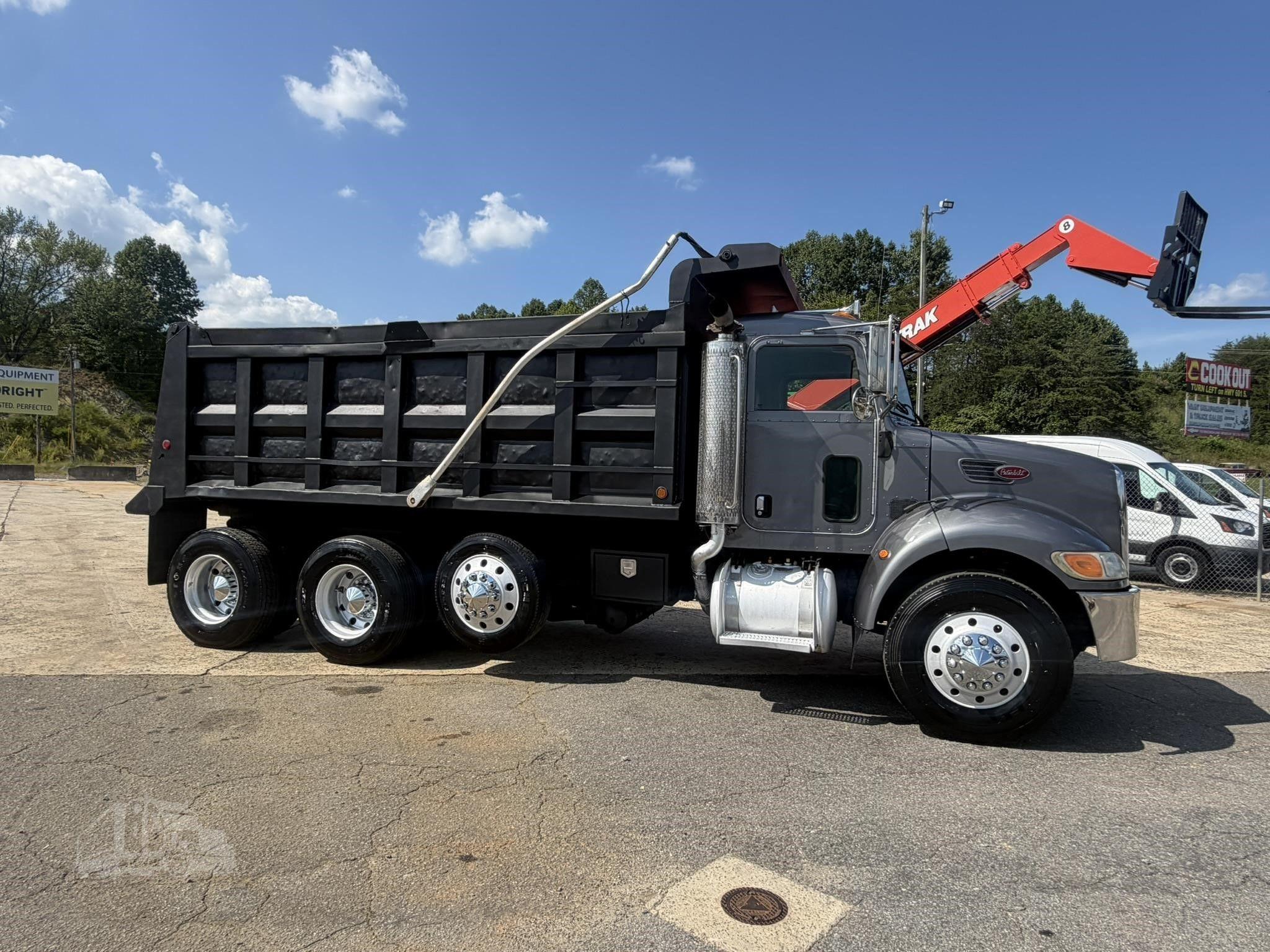 2007 PETERBILT 340 photo 28