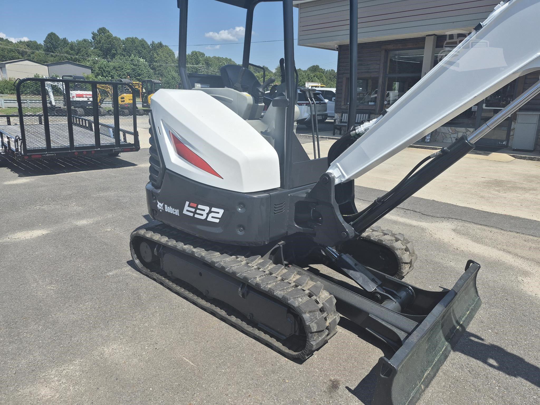 2018 BOBCAT E32I photo 2